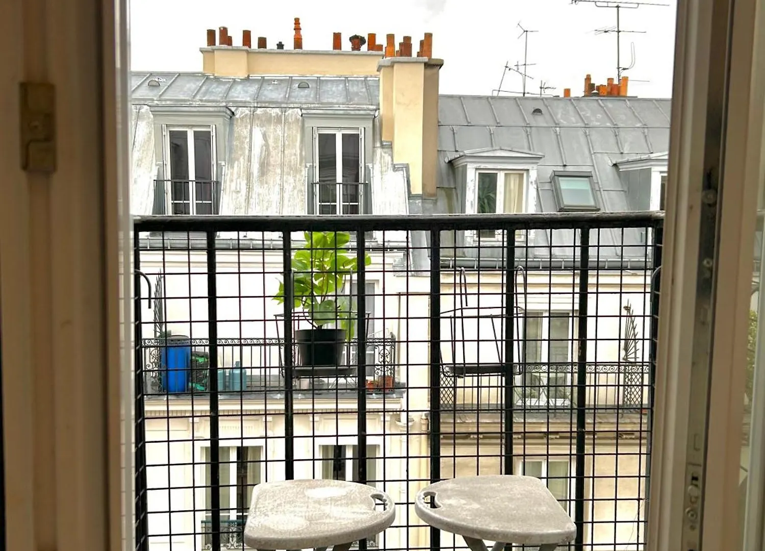 Belleville Nest Apartment